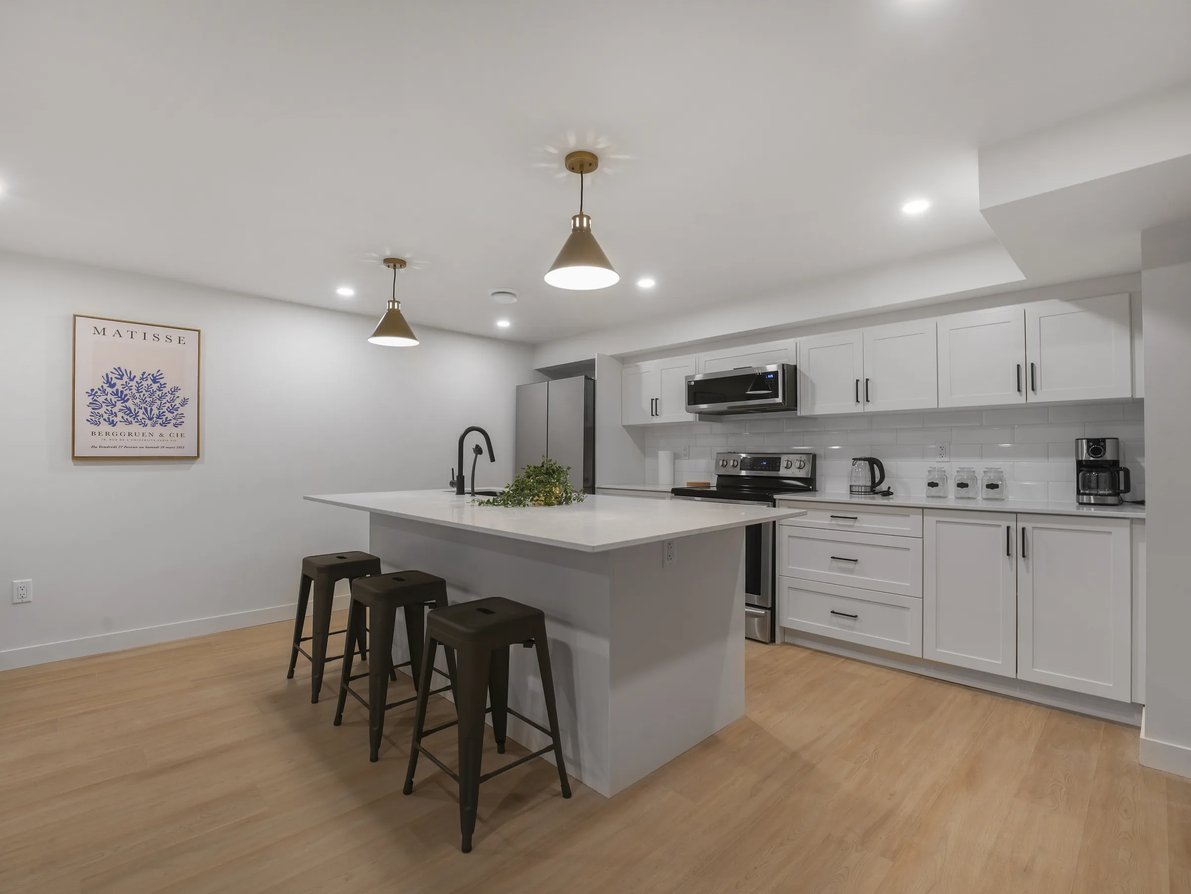 Kitchen straight-on wall shot with Matisse print