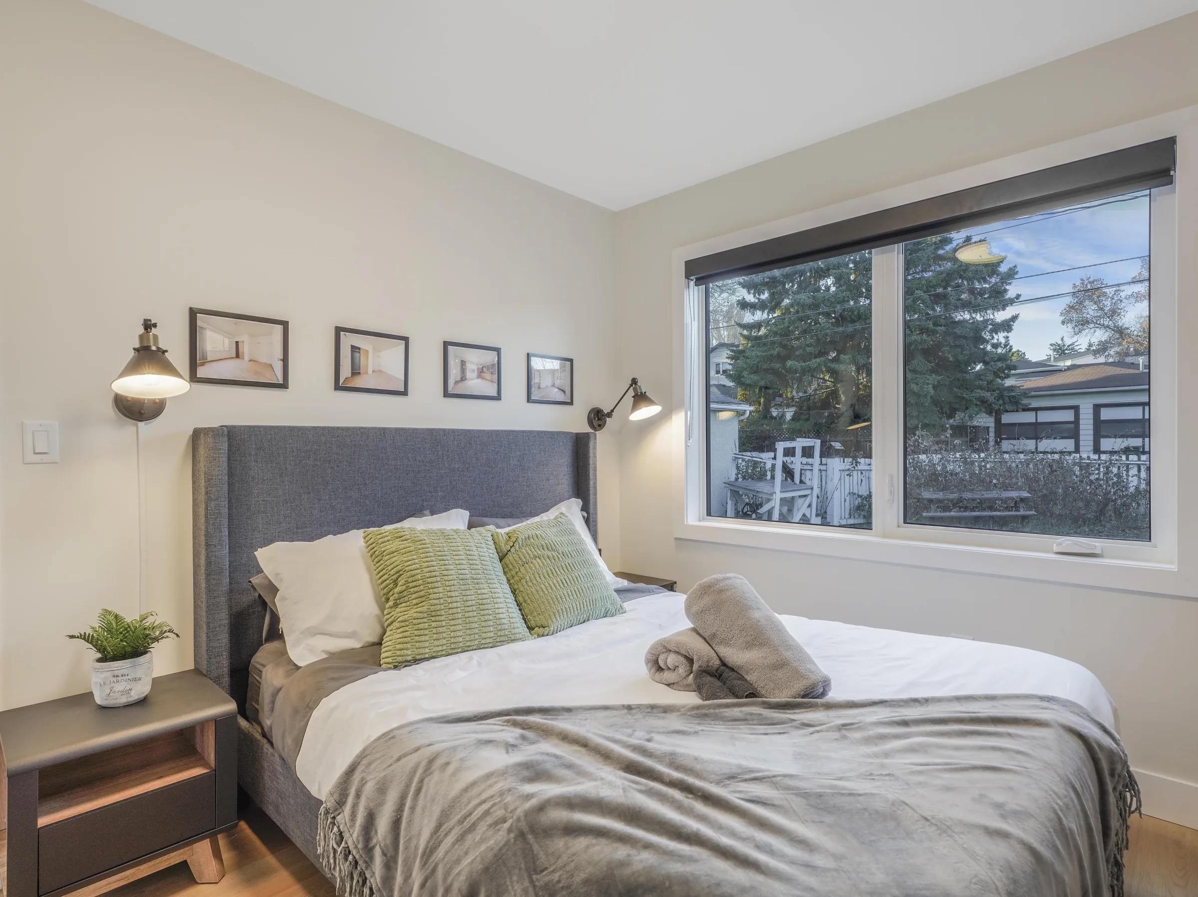Third secondary bedroom with green pillows