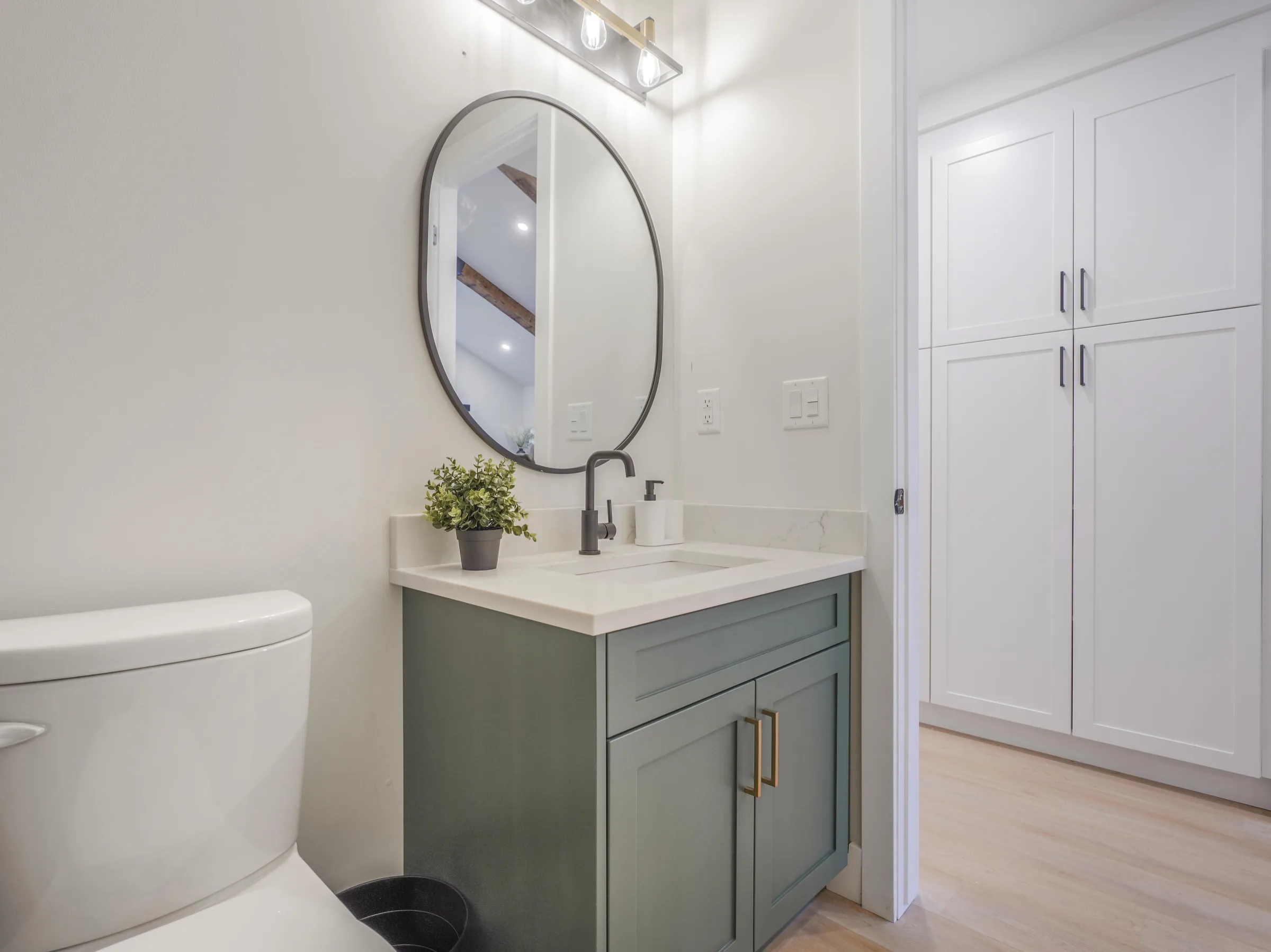 Same green-vanity bath, alternate angle with round mirror