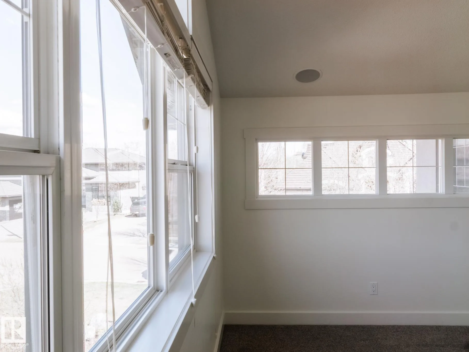 Window detail: double-hung and horizontal transom on adjoining walls