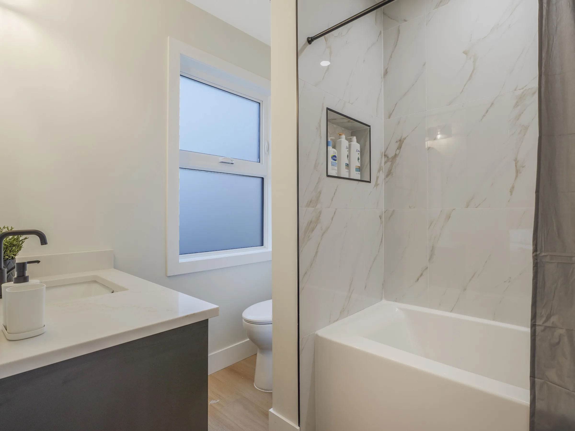 Ensuite with vanity, toilet and tub/shower combo